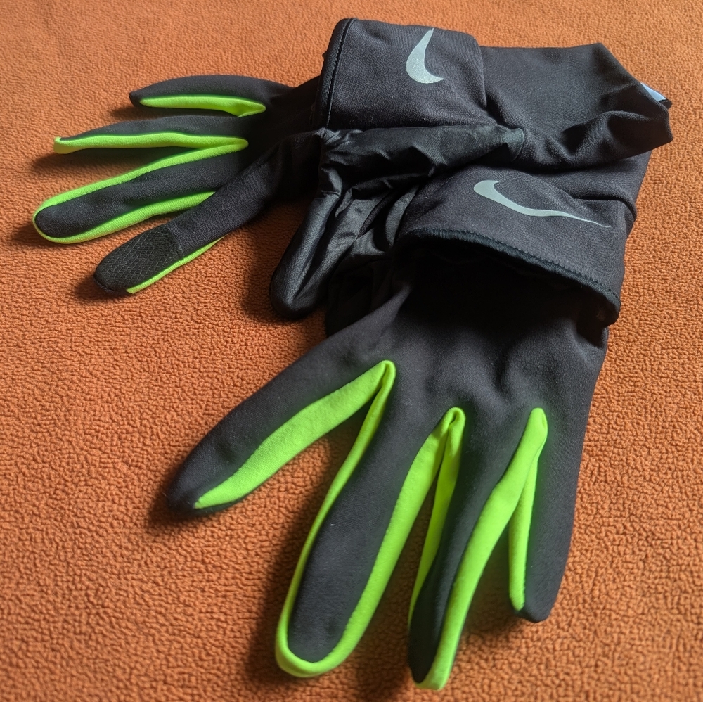 LAST CHANCE NWOT Nike Black and Neon Green Running Gloves